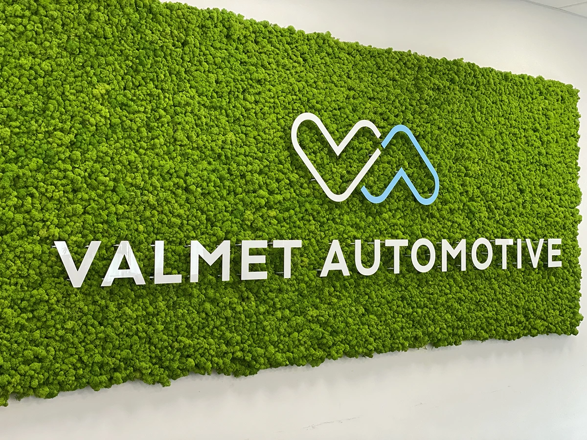 logo na mchu żary reklama sanitech24 valmet automotive