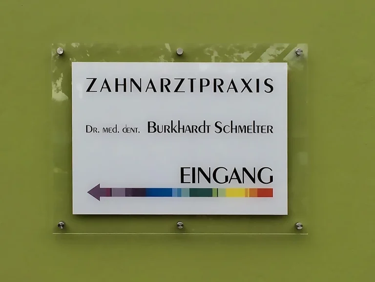 szyld z plexi na dystansach nierdzewnych Berlin Żary