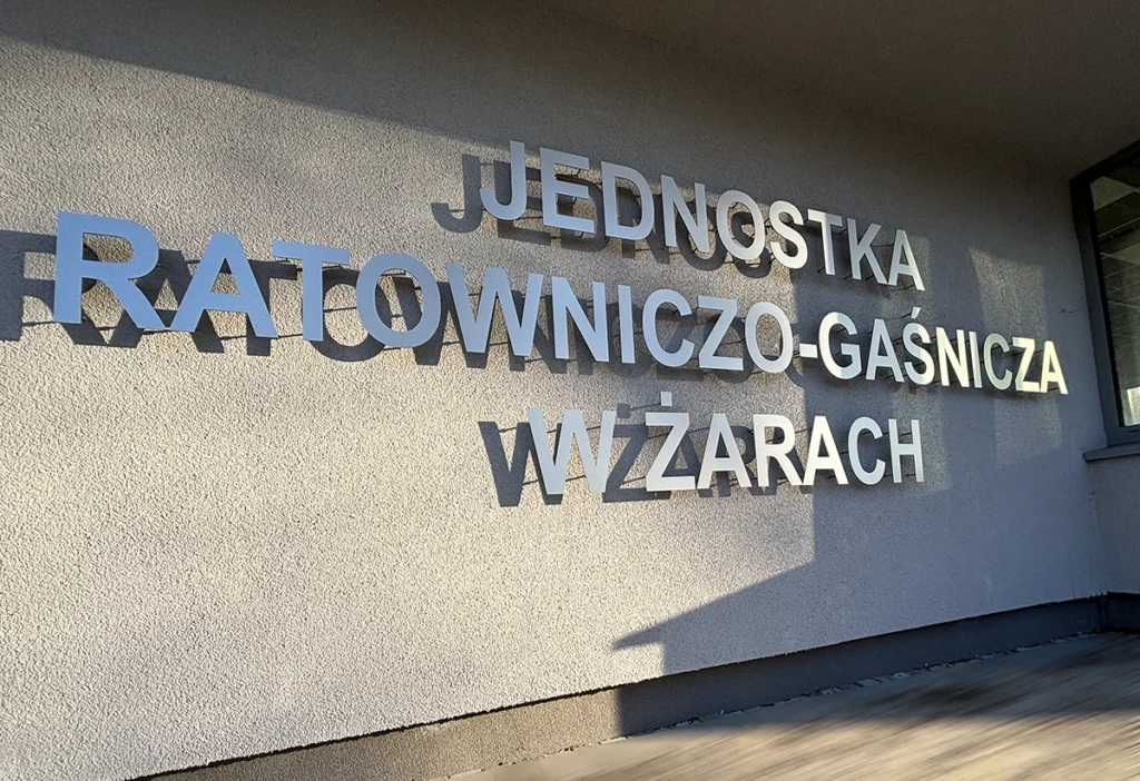 litery przestrzenne dibond aluminium szlifowane na dystansach ze stali nierdzewnej