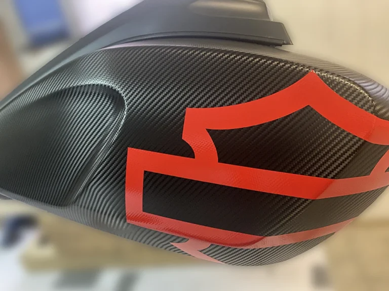 oklejony bak motoru harley davidson carbon i czerwone logo
