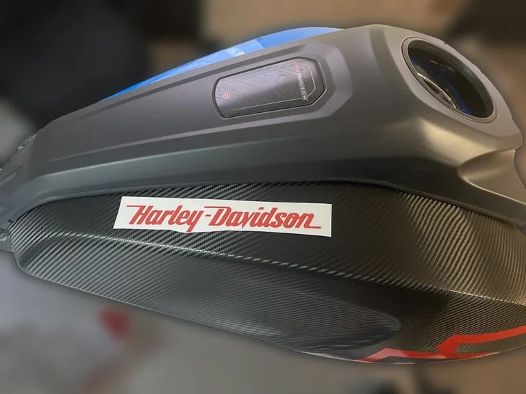 oklejony bak motoru harley davidson carbon i czerwone logo
