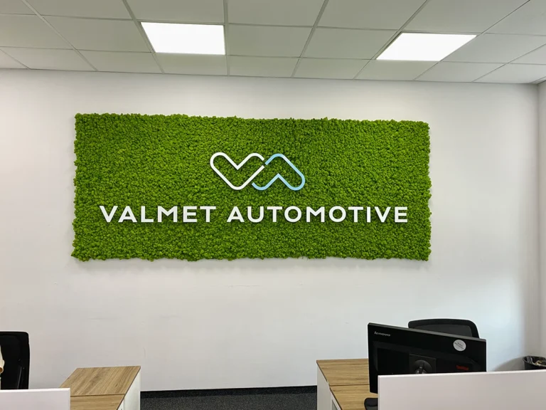 Logo valmet automotive żary reklama na mchu litery przestrzenne na dystanach